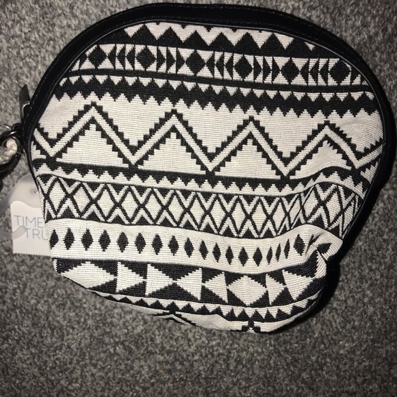 NWT Time & Tru Black & White Dome Pouch w/ Tassle - Picture 2 of 7